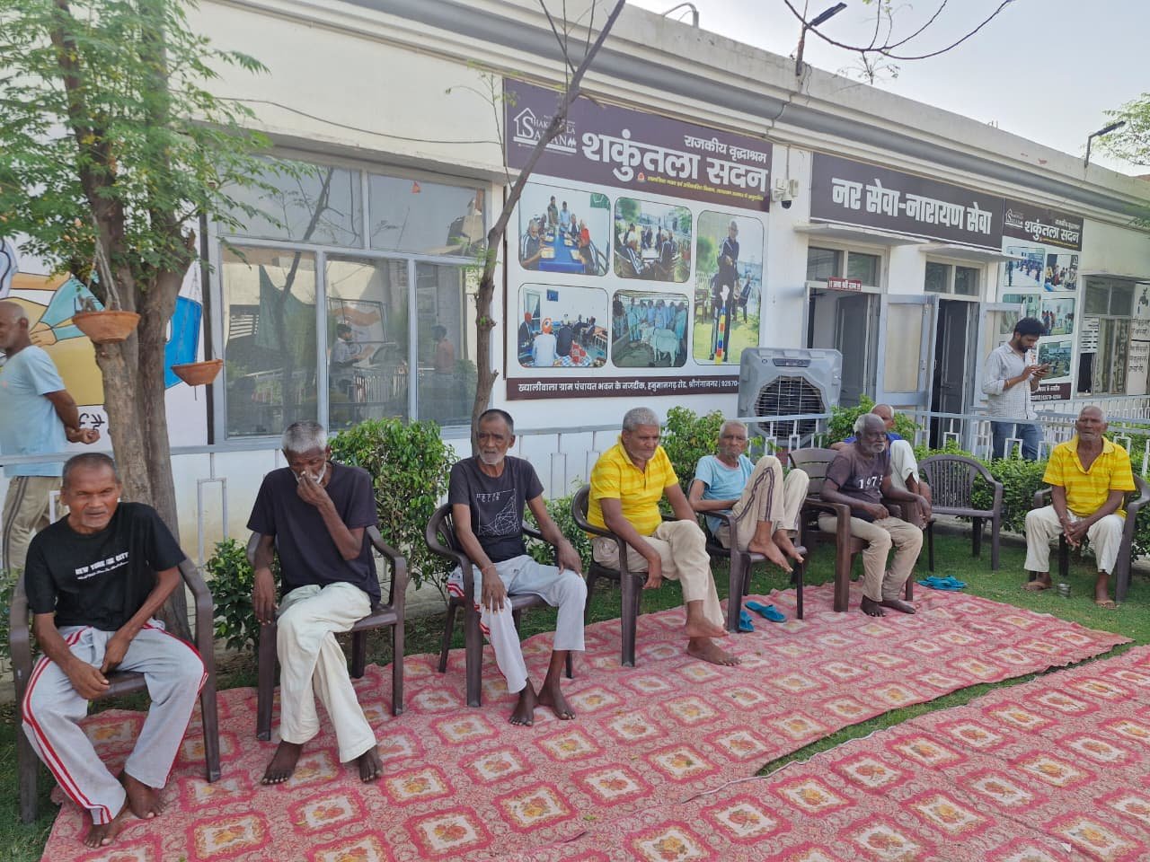 Residents seated peacefully at Shakuntala Sadan